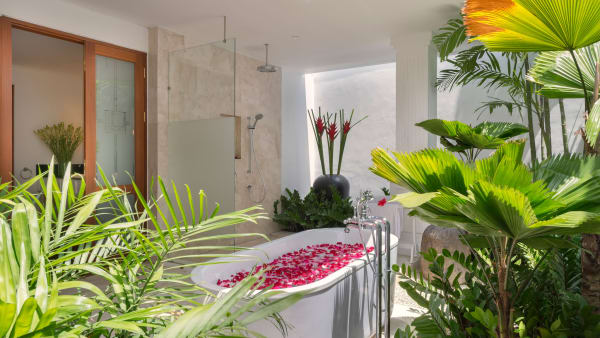 Villa Windu Asri - Poolside guesthouse ensuite with bathtub